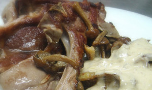 Chuletas de cordero con boletus a la pimienta rosa